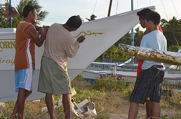 Nagpipinta ng Bangka at gumagawa. Tolinero Nagpipinta sa Boracay at Caticlan